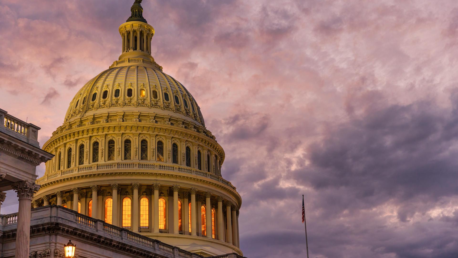 Blick auf das Capitol in den USA - den Sitz des Kongresses, in dem Sitzungen von Senat und Repräsentantenhaus stattfinden. Am Himmel sind düstere Wolken zu sehen. 