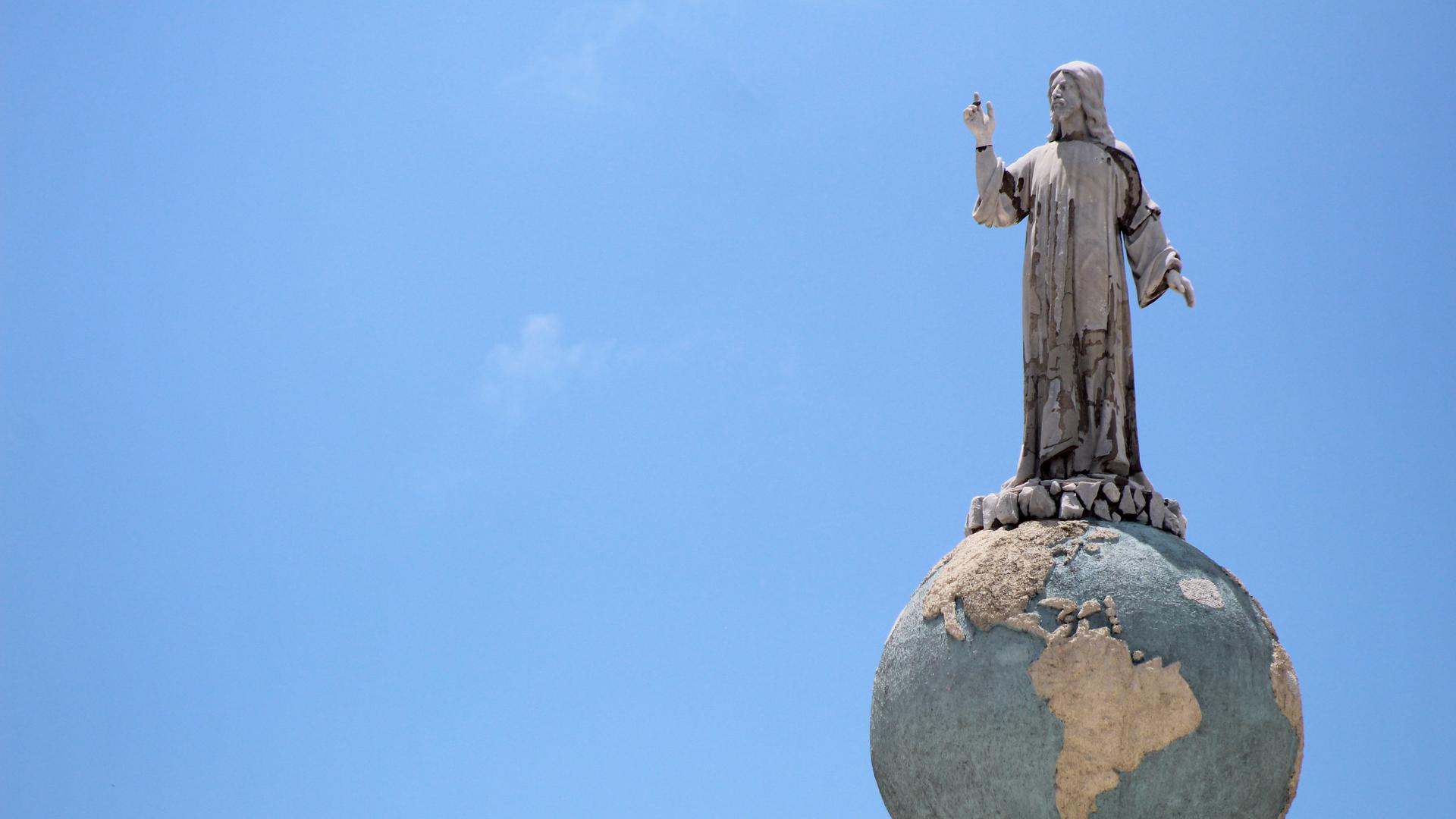 Das Monumento al Divino Salvador del Mundo zeigt Jesus aufeiner Weltkugel stehend. 