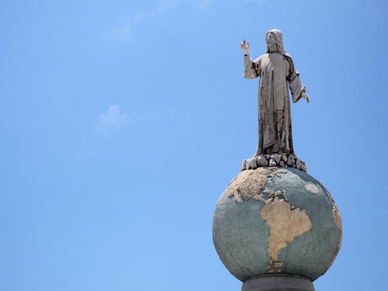 Das Monumento al Divino Salvador del Mundo zeigt Jesus aufeiner Weltkugel stehend. 