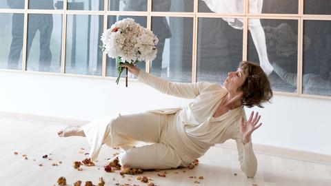 Katharine Sehnert bewegt sich während einer Tanzperfomance vor einem Bild. Katharine Sehnert bewegt sich während einer Tanzperfomance vor einem Bild.