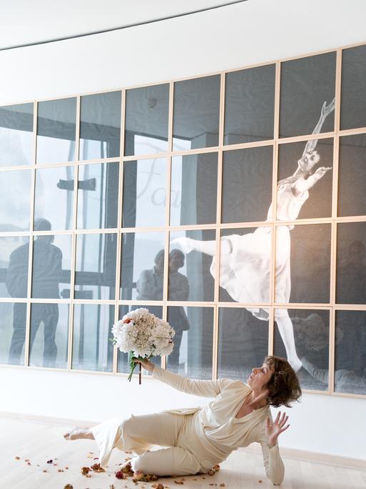 Katharine Sehnert bewegt sich während einer Tanzperfomance vor einem Bild. Katharine Sehnert bewegt sich während einer Tanzperfomance vor einem Bild.