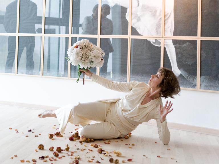 Katharine Sehnert bewegt sich während einer Tanzperfomance vor einem Bild. Katharine Sehnert bewegt sich während einer Tanzperfomance vor einem Bild.
