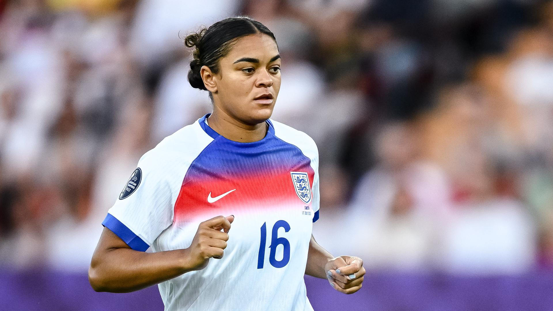Jessica Carter im englischen Nationaltrikot im Fußballstadion.