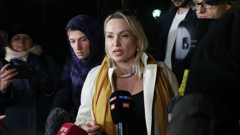 Die russische ehemalige TV-Redakteurin Marina Owsjannikova wird interviewt.
