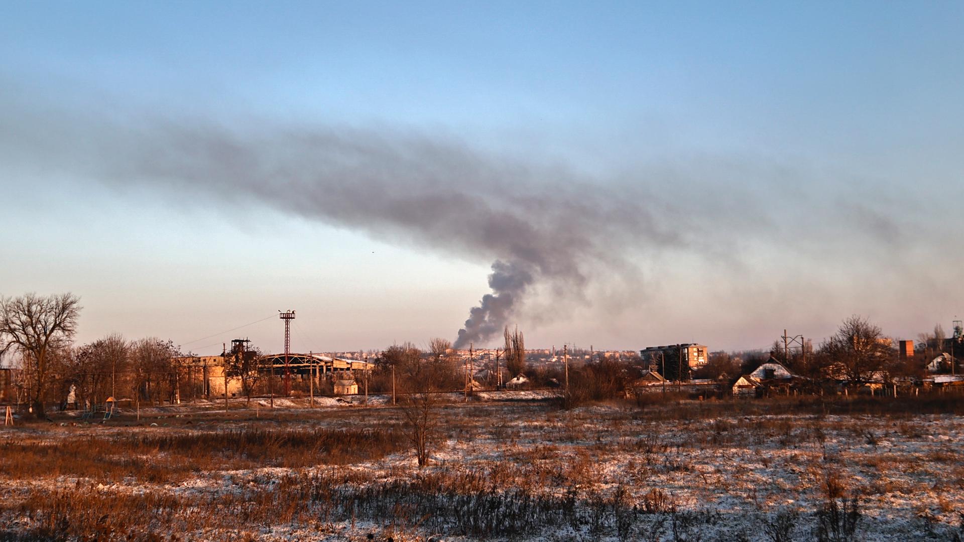 Rauchschwaden über der umkämpften Stadt Soledar im Osten der Ukraine Rauchschwaden über der umkämpften Stadt Soledar im Osten der Ukraine