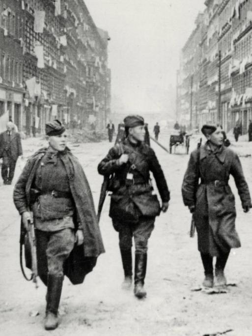 2. Weltkrieg / Eroberung von Berlin durch die Rote Armee, 16. April bis zur Kapitulation am 2. Mai 1945. Sowjetsoldaten ziehen durch eine Straße Berlins. Aus den Fenstern der Häuser hängen als Zeichen der Kapitulation weiße Fahnen. Foto, 1. Mai 1945. |