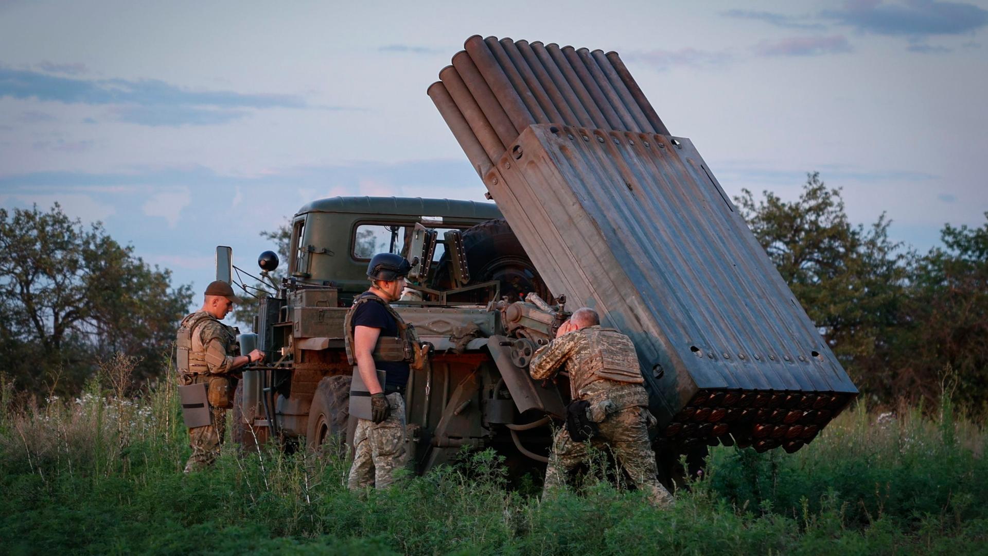 Ukrainische Soldaten bereiten einen Mehrfachraketenwerfer vor, um Raketen auf die russischen Stellungen an der Frontlinie in der Nähe von Bachmut abzufeuern.