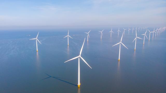 Offshore-Windpark vor der Europäischen Küste bei Sonnenuntergang