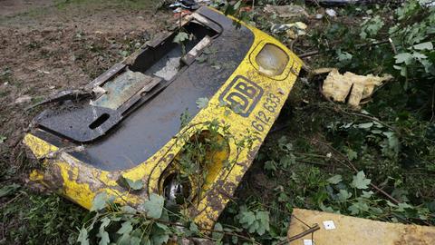 Ein abgerissenes Frontteil des entgleisten Personenzuges