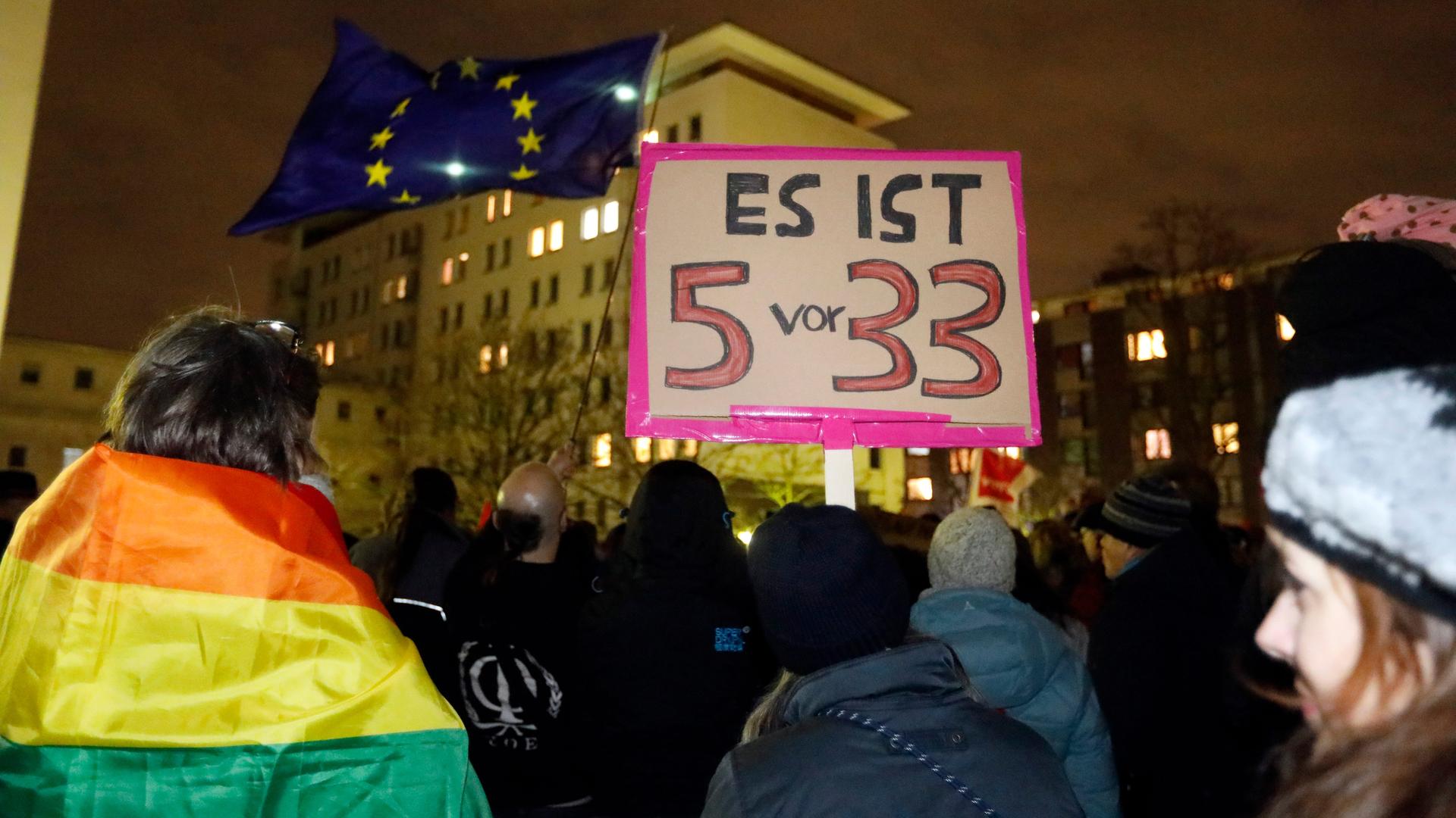 Demonstranten tragen ein Schild mit der Aufschrift: "Es ist 5 vor 33"