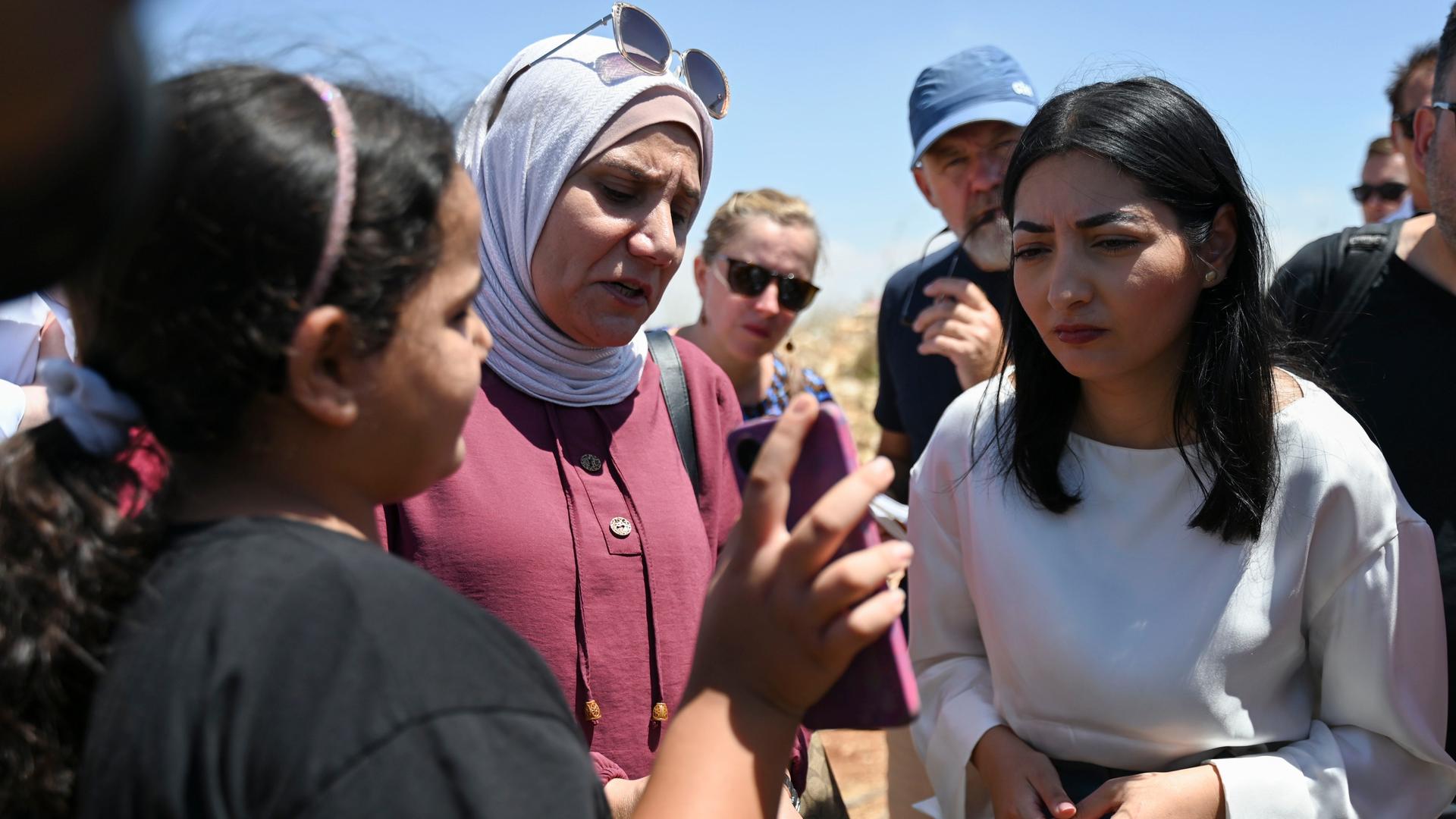 Entwicklungsministerin Alabali Radovan tauscht sich bei der Besichtigung eines durch die Israeli Defense Forces zerstörten Familienhaus bei Al-Judeira mit einer betroffenen Familie aus. Entwicklungsministerin Alabali Radovan tauscht sich bei der Besichtigung eines durch die Israeli Defense Forces zerstörten Familienhaus bei Al-Judeira mit einer betroffenen Familie aus.