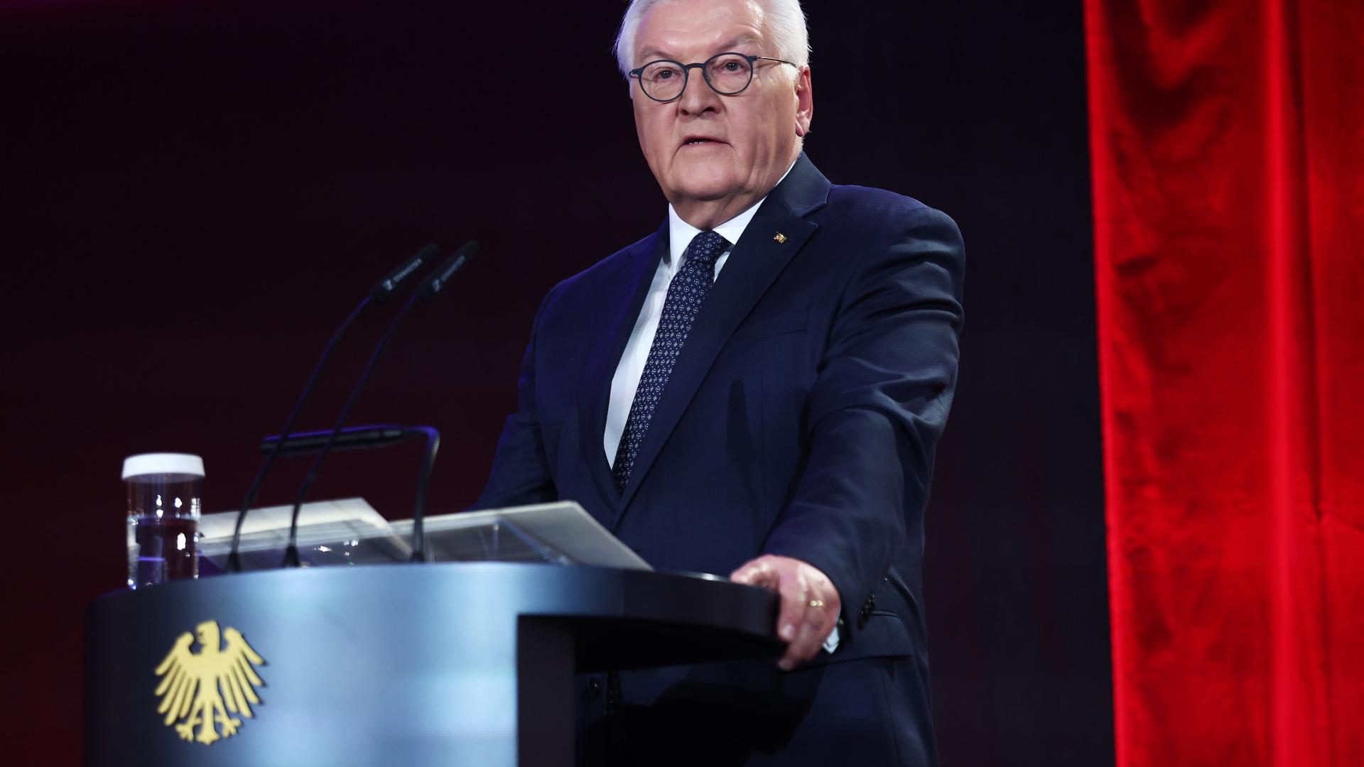 Bundespräsident Frank-Walter Steinmeier spricht im Anzug und an einem Rednerpult bei einer Veranstaltung