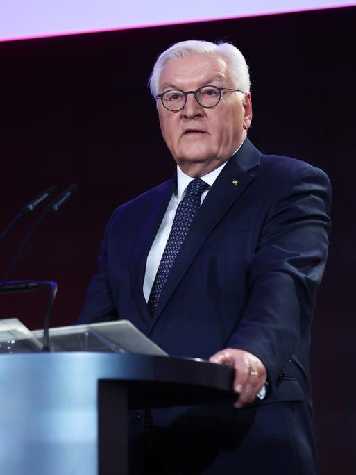 Bundespräsident Frank-Walter Steinmeier spricht im Anzug und an einem Rednerpult bei einer Veranstaltung