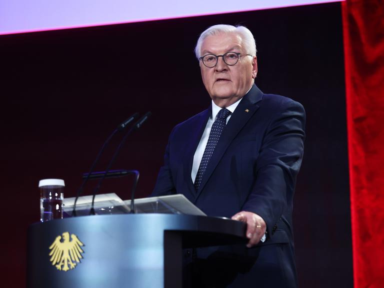 Bundespräsident Frank-Walter Steinmeier spricht im Anzug und an einem Rednerpult bei einer Veranstaltung