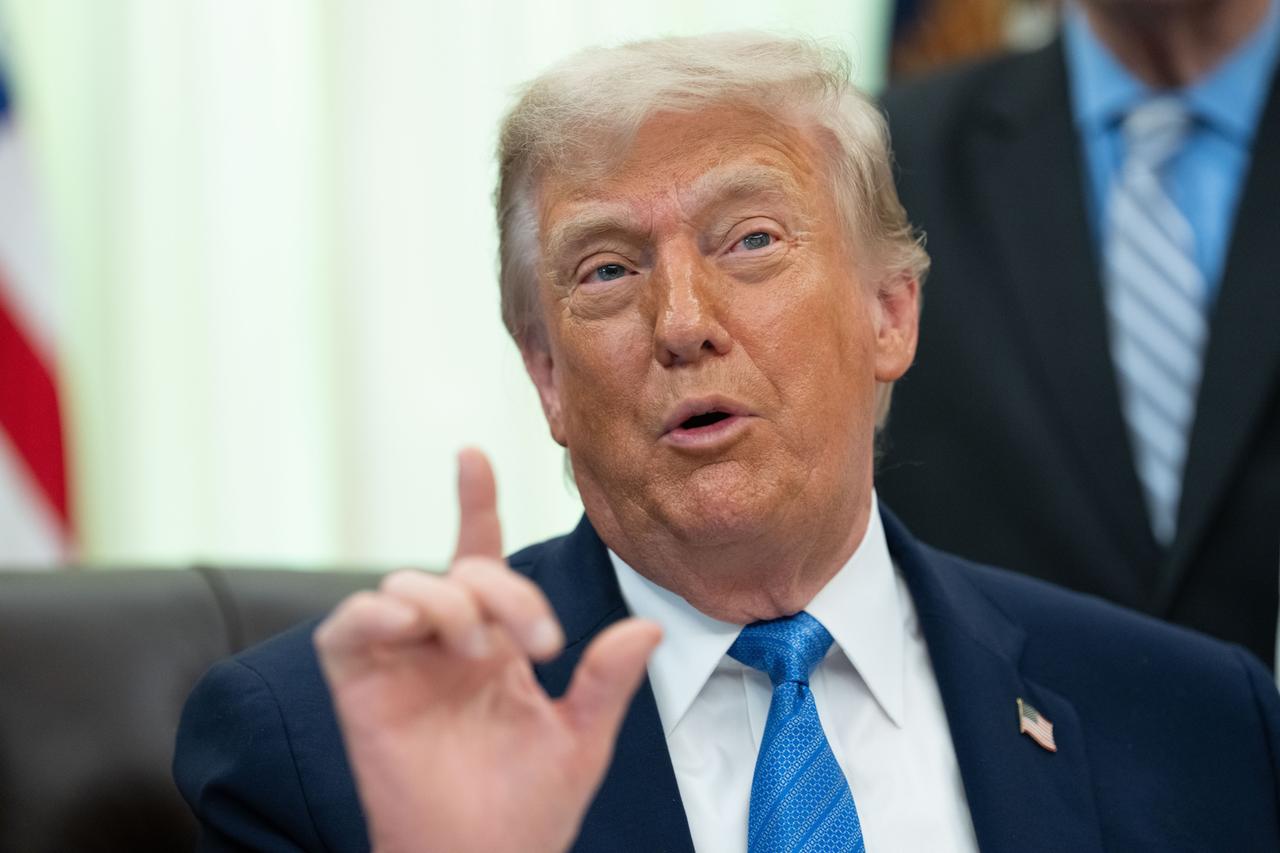 US-Präsident Donald Trump spricht und hält Zeigefinger und Daumen seiner rechten Hand in die Höhe.