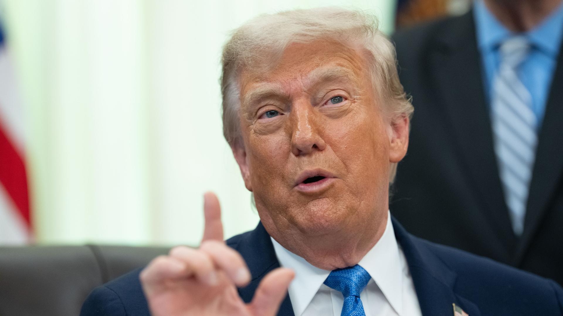 US-Präsident Donald Trump spricht und hält Zeigefinger und Daumen seiner rechten Hand in die Höhe - während der Unterzeichnungszeremonie für den "Secure America Act" im Oval Office im Weißen Haus am 10. Juni 2026. Credit: CNP / AdMedia US-Präsident Donald Trump spricht und hält Zeigefinger und Daumen seiner rechten Hand in die Höhe - während der Unterzeichnungszeremonie für den "Secure America Act" im Oval Office im Weißen Haus am 10. Juni 2026. Credit: CNP / AdMedia