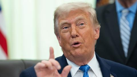 US-Präsident Donald Trump spricht und hält Zeigefinger und Daumen seiner rechten Hand in die Höhe - während der Unterzeichnungszeremonie für den "Secure America Act" im Oval Office im Weißen Haus am 10. Juni 2026. Credit: CNP / AdMedia