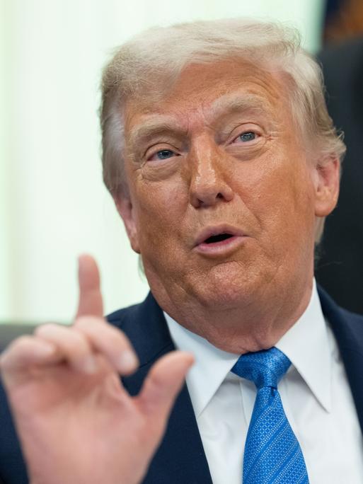 US-Präsident Donald Trump spricht und hält Zeigefinger und Daumen seiner rechten Hand in die Höhe. US-Präsident Donald Trump spricht und hält Zeigefinger und Daumen seiner rechten Hand in die Höhe.
