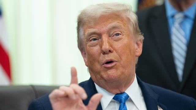 US-Präsident Donald Trump spricht und hält Zeigefinger und Daumen seiner rechten Hand in die Höhe - während der Unterzeichnungszeremonie für den "Secure America Act" im Oval Office im Weißen Haus am 10. Juni 2026. Credit: CNP / AdMedia