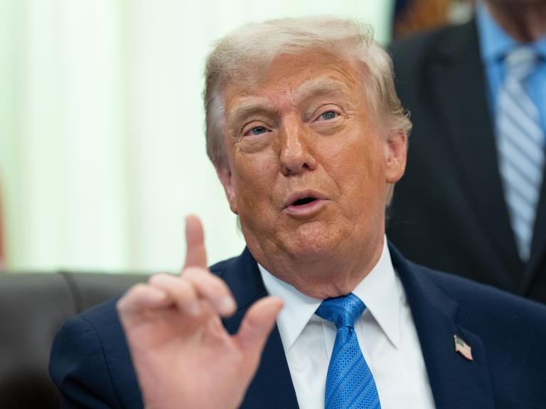 US-Präsident Donald Trump spricht und hält Zeigefinger und Daumen seiner rechten Hand in die Höhe. US-Präsident Donald Trump spricht und hält Zeigefinger und Daumen seiner rechten Hand in die Höhe.