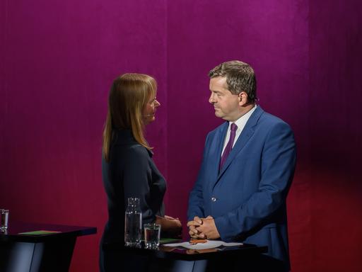 Eva von Angern (l) und Sven Schulze stehen im Studio der MDR-Wahlarena vor einem purpurfarbenen Hintergrund nebeneinander und unterhalten sich. Eva von Angern (l) und Sven Schulze stehen im Studio der MDR-Wahlarena vor einem purpurfarbenen Hintergrund nebeneinander und unterhalten sich.
