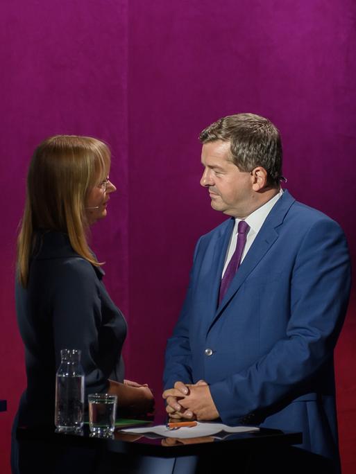Eva von Angern (l) und Sven Schulze stehen im Studio der MDR-Wahlarena vor einem purpurfarbenen Hintergrund nebeneinander und unterhalten sich. Eva von Angern (l) und Sven Schulze stehen im Studio der MDR-Wahlarena vor einem purpurfarbenen Hintergrund nebeneinander und unterhalten sich.