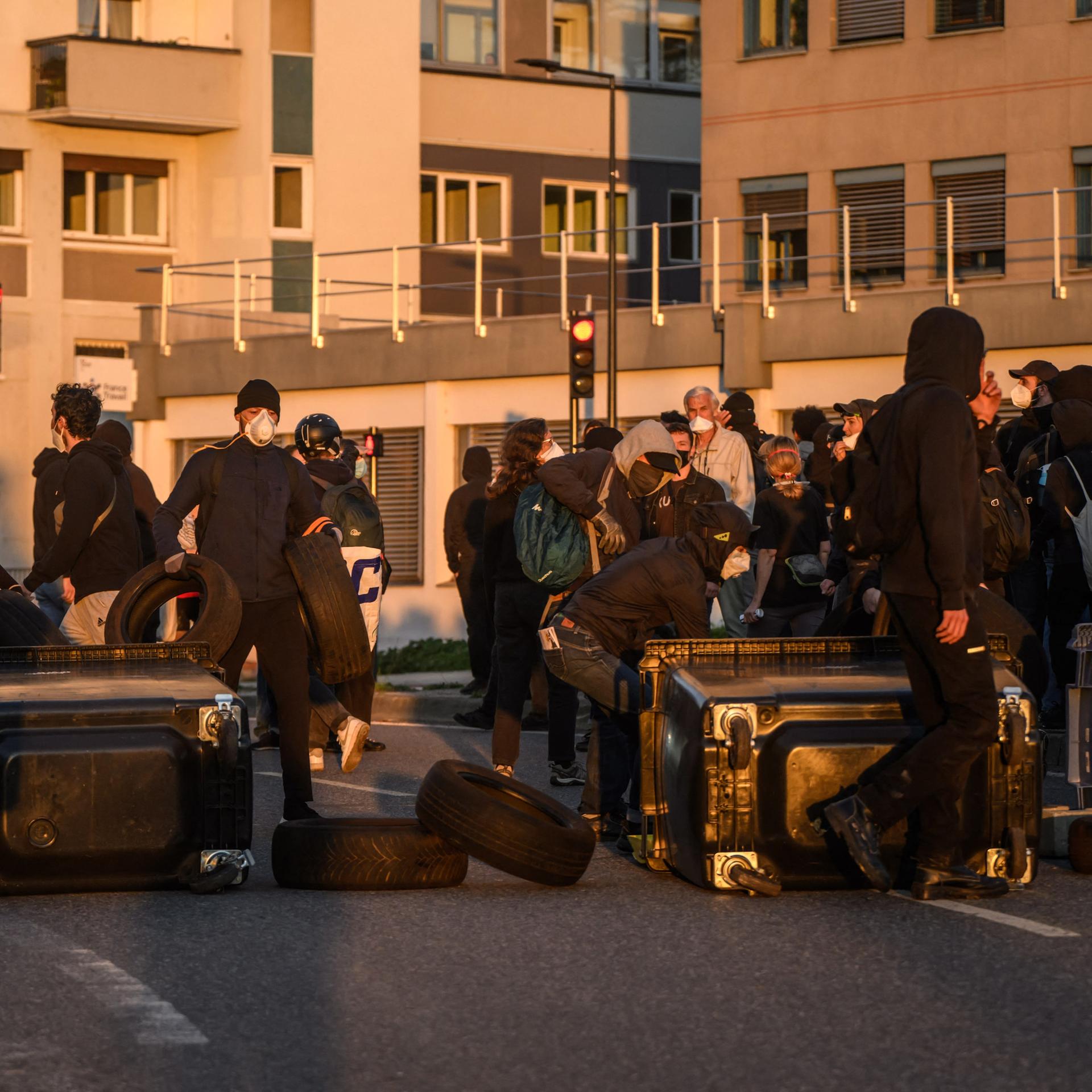 Protestierende haben eine Barrikade unter anderem aus Mülltonnen und Autoreifen in einer Straße von Toulouse, Frankreich gebaut (10.09.2025)