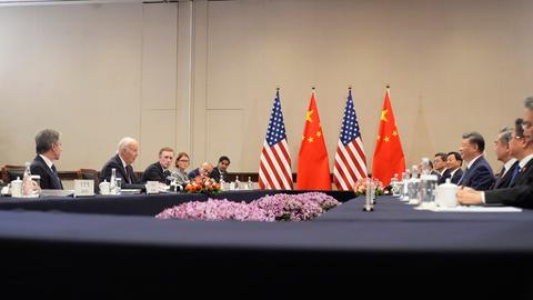 US-Präsident Joe Biden und der chinesische Staatschef Xi Jinping mit ihren Delegationen beim bilateralen Treffen am Rande des APEC-Gipfels.