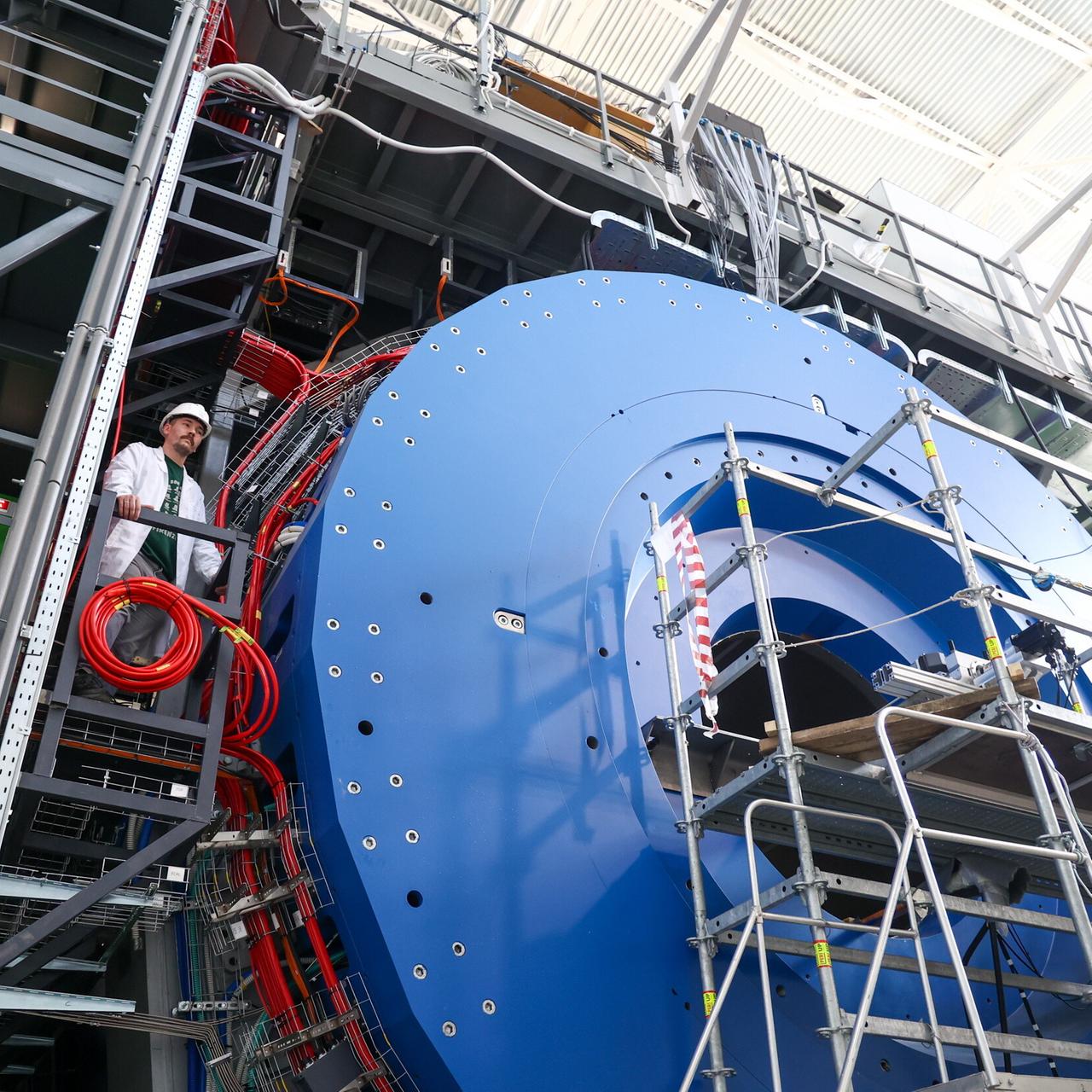 Russland, Dubna: Ein Mitarbeiter des Vereinigten Instituts für Kernforschung (JINR) an der auf dem Nuklotron basierenden Ionen-Collider-Anlage (NICA).