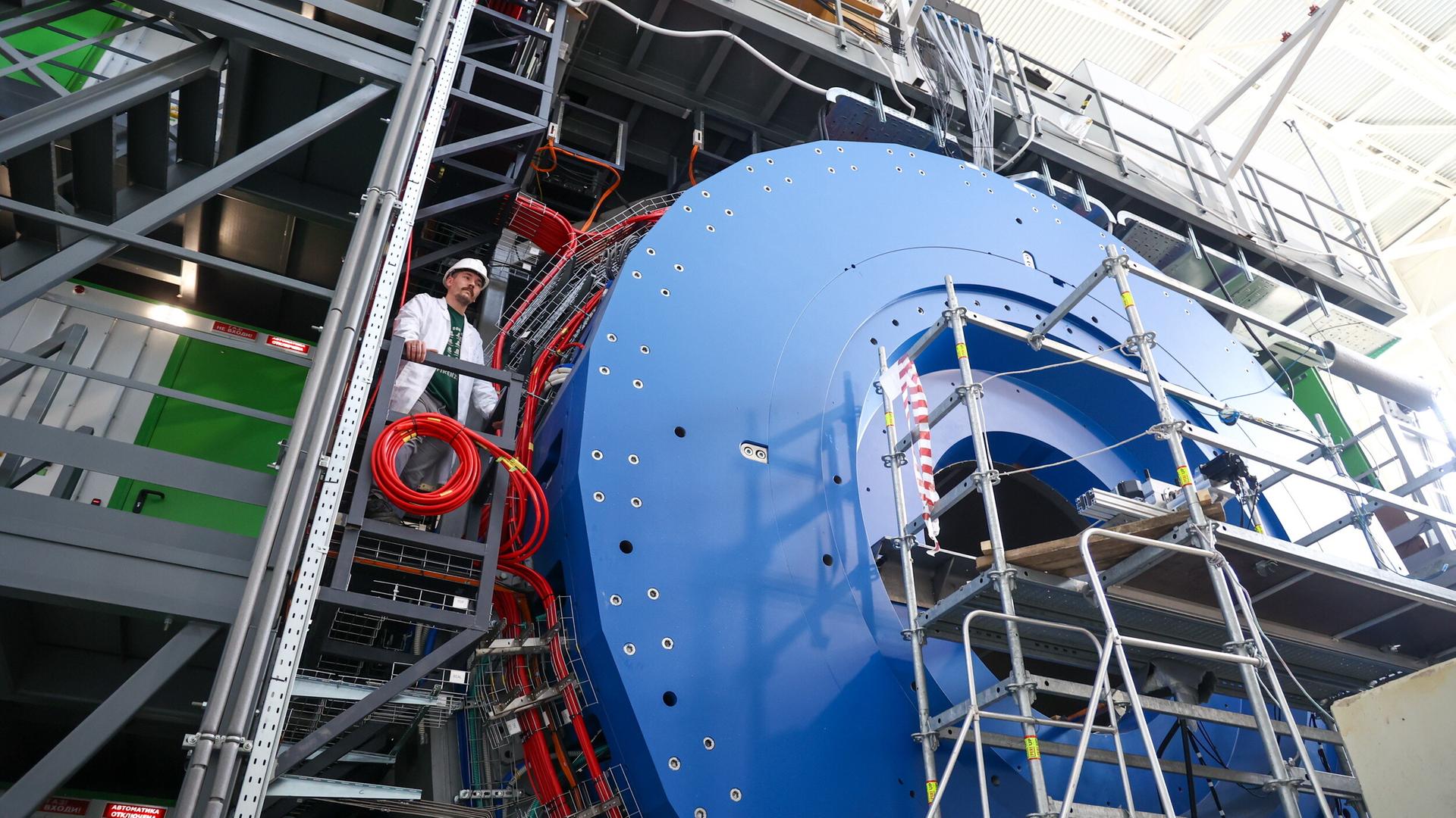 Russland, Dubna: Ein Mitarbeiter des Vereinigten Instituts für Kernforschung (JINR) an der auf dem Nuklotron basierenden Ionen-Collider-Anlage (NICA). Russland, Dubna: Ein Mitarbeiter des Vereinigten Instituts für Kernforschung (JINR) an der auf dem Nuklotron basierenden Ionen-Collider-Anlage (NICA).