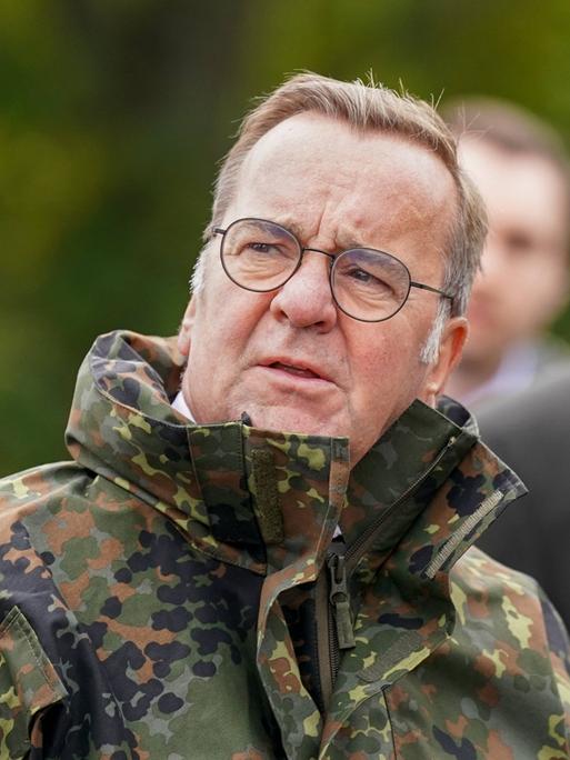Boris Pistorius in Bundeswehr-Uniform beim Gespräch mit Soldaten während eines Truppenbesuchs