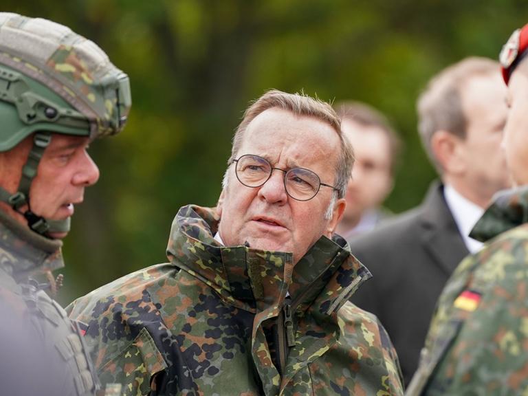 Boris Pistorius in Bundeswehr-Uniform beim Gespräch mit Soldaten während eines Truppenbesuchs