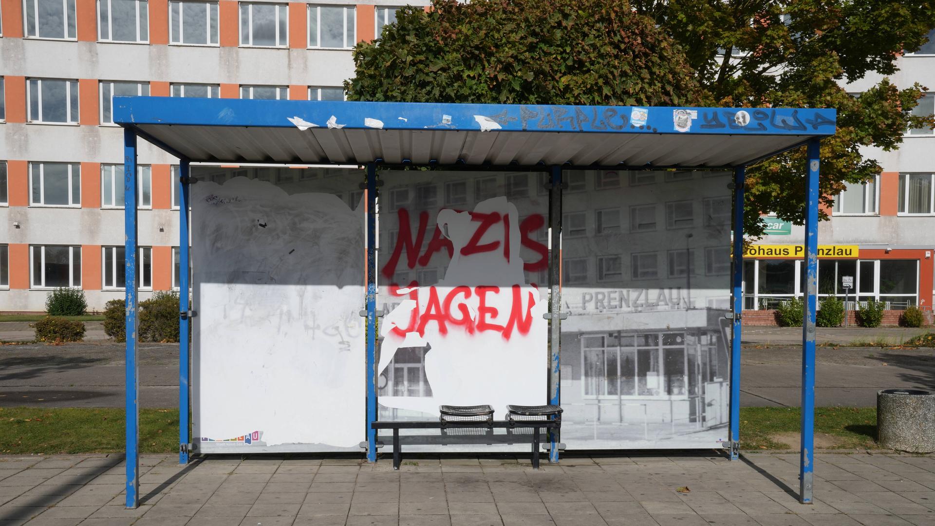 Grafitti "Nazis jagen" an einer Bushaltestelle in Prenzlau