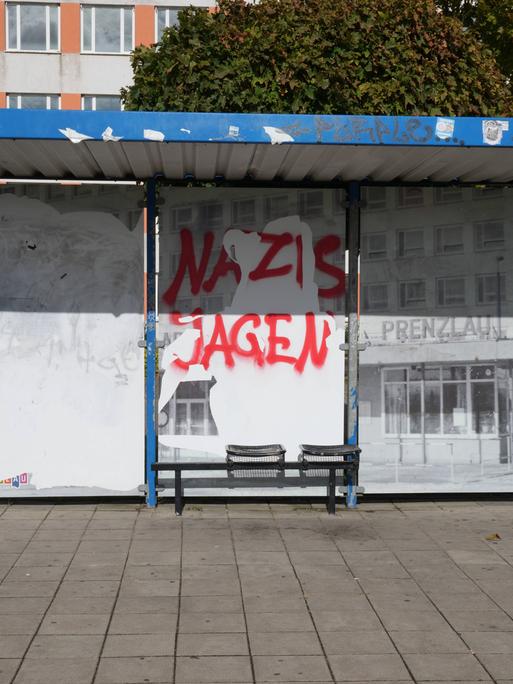 Grafitti "Nazis jagen" an einer Bushaltestelle in Prenzlau