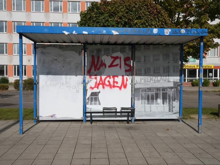 Grafitti "Nazis jagen" an einer Bushaltestelle in Prenzlau