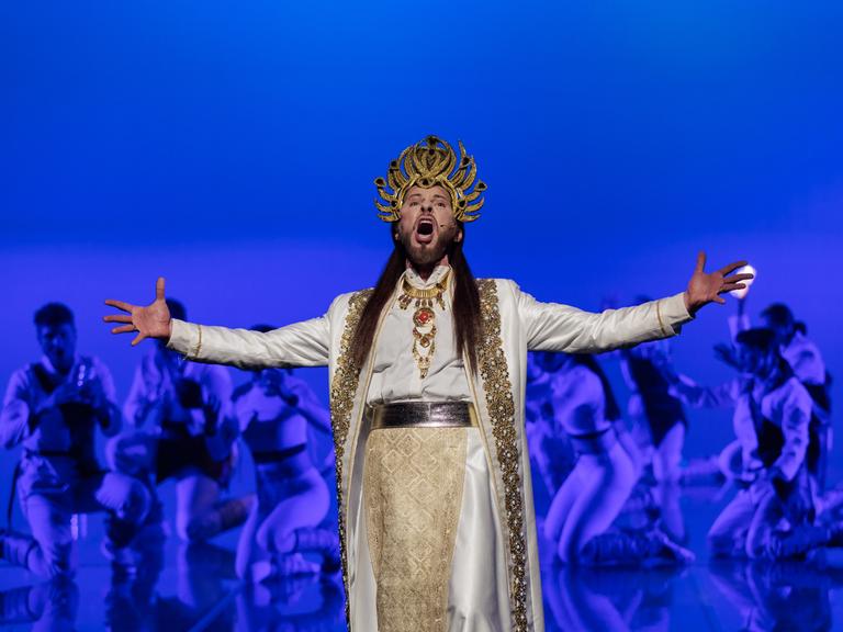 Ein Opernsänger sing bei der Inszenzierung der Zauberflöte im Festspielhaus Neuschwanstein.