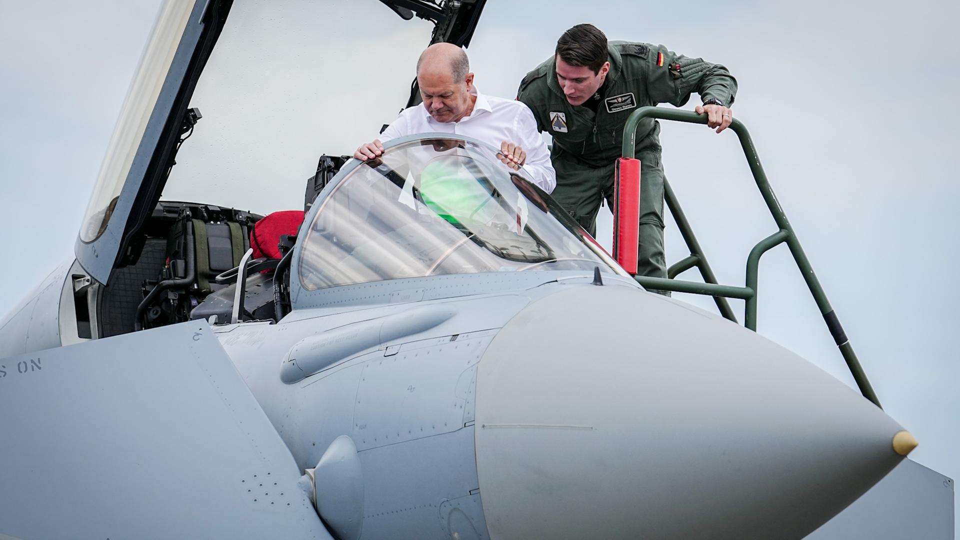 Bundeskanzler Scholz auf dem Fliegerhorst Jagel in Schleswig-Holstein. Scholz besucht das internationale Luftwaffenmanöver "Air Defender" und steigt in einen Eurofighter. Bundeskanzler Scholz auf dem Fliegerhorst Jagel in Schleswig-Holstein. Scholz besucht das internationale Luftwaffenmanöver "Air Defender" und steigt in einen Eurofighter.