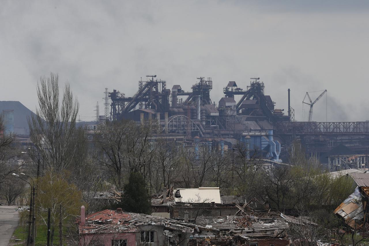 Ukraine, Mariupol: Das Stahlwerk Azovstal in der Hafenstadt Mariupol. Russische Truppen haben die Angriffe auf das Stahlwerk nach ukrainischen Angaben wieder aufgenommen. 