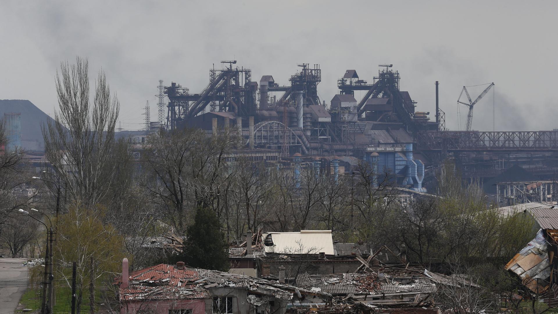 Ukraine, Mariupol: Das Stahlwerk Azovstal in der Hafenstadt Mariupol. Russische Truppen haben die Angriffe auf das Stahlwerk nach ukrainischen Angaben wieder aufgenommen. Ukraine, Mariupol: Das Stahlwerk Azovstal in der Hafenstadt Mariupol. Russische Truppen haben die Angriffe auf das Stahlwerk nach ukrainischen Angaben wieder aufgenommen.