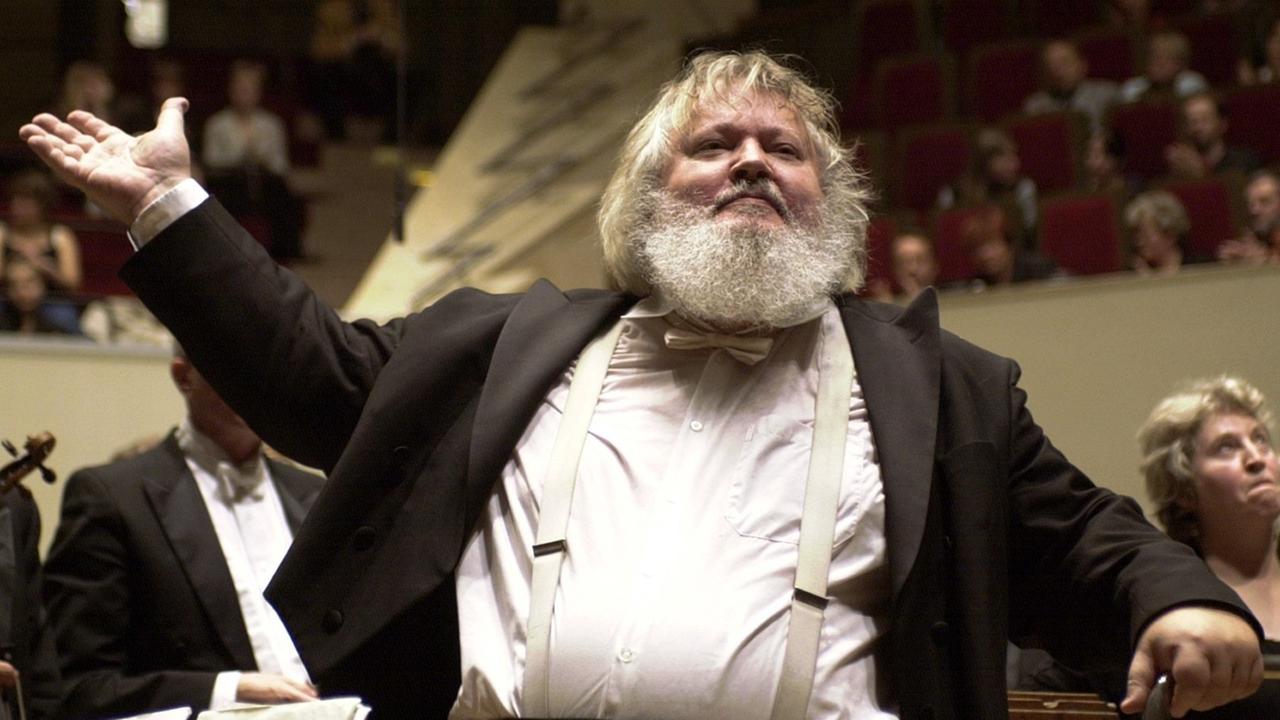 Der finnische Dirigent Leif Segerstam nimmt mit ausladender Geste im Leipziger Gewandhaus den Applaus des Publikums entgegen Der finnische Dirigent Leif Segerstam nimmt mit ausladender Geste im Leipziger Gewandhaus den Applaus des Publikums entgegen