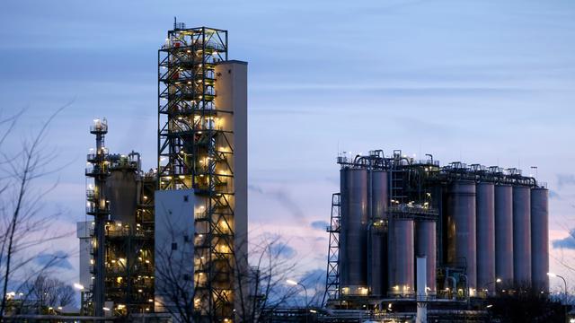 Industrieanlagen in Köln in der Dämmerung. Alles ist hell erleuchtet. 