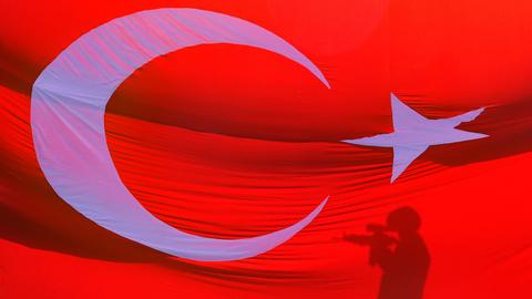 Ein Blick auf die türkische Flagge mit der Silhouette eines türkischen Soldaten auf dem Berg Tendürek Dağıin 