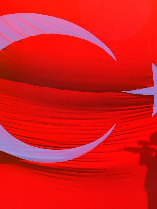 Ein Blick auf die türkische Flagge mit der Silhouette eines türkischen Soldaten auf dem Berg Tendürek Dağıin 