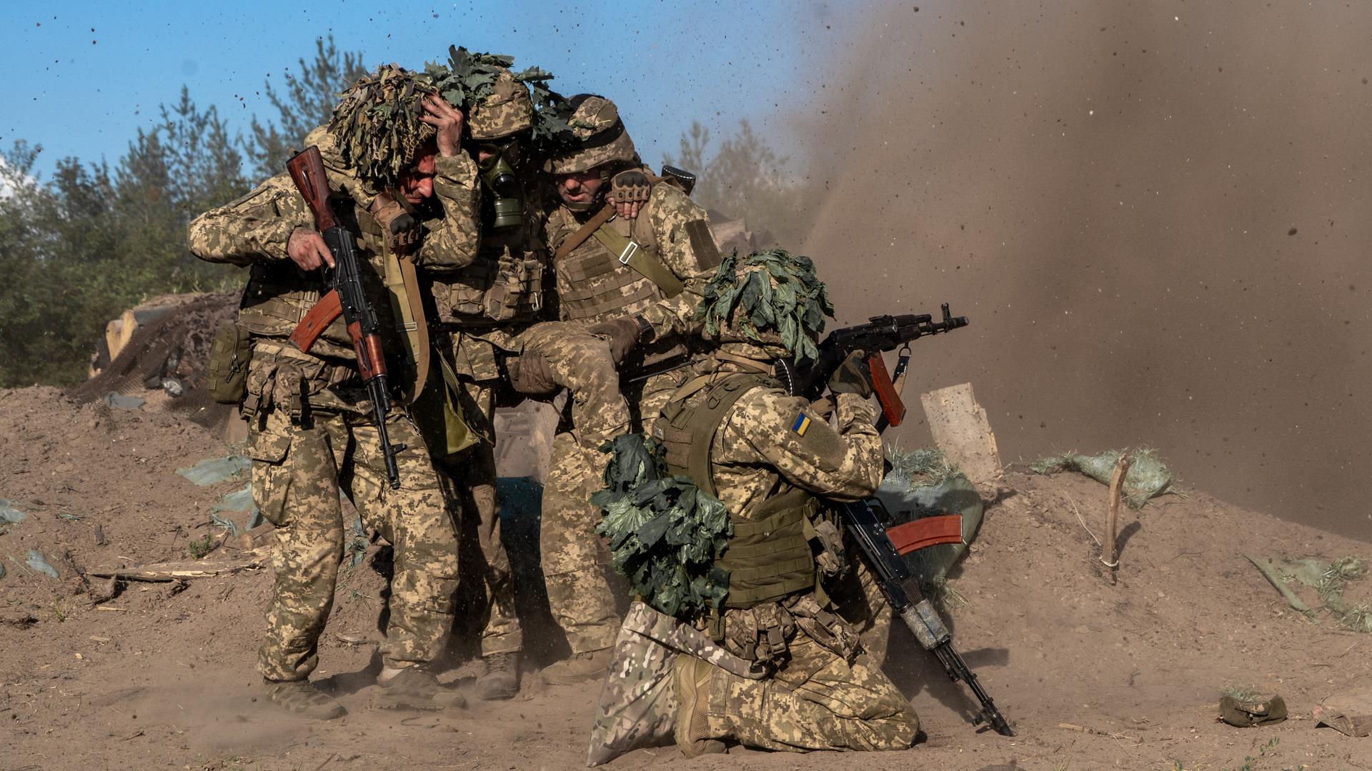 Ukraine, Charkiw: Ukrainische Soldaten der 33. mechanisierten Brigade evakuieren ihren Kameraden während einer Übung in der Region Charkiw.