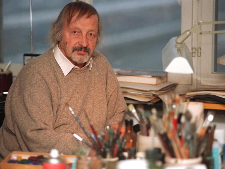 Der Schweizer Grafiker, Maler unl Buchgestalter Celestino Piatti 1997 in seinem Atelier in Basel