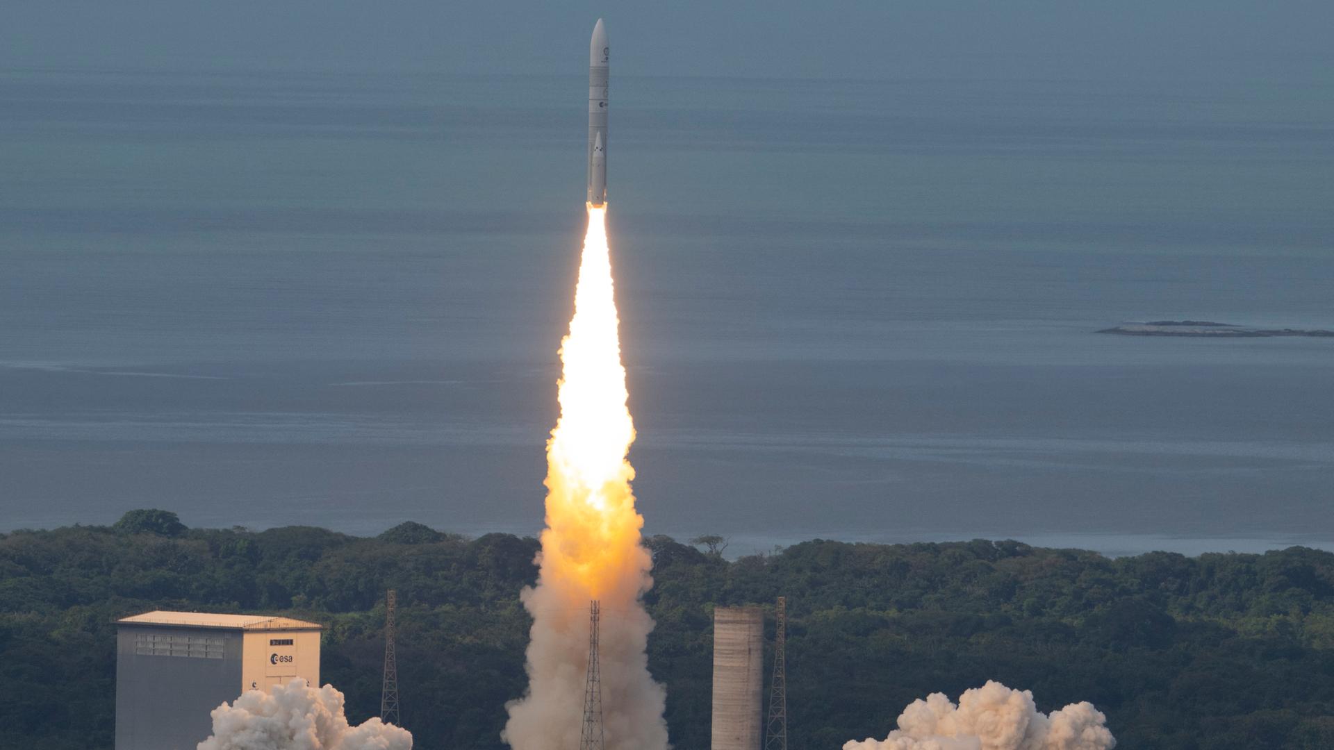 Start der europäischen Trägerrakete vom Weltraumbahnhof Kourou in Französisch-Guyana 