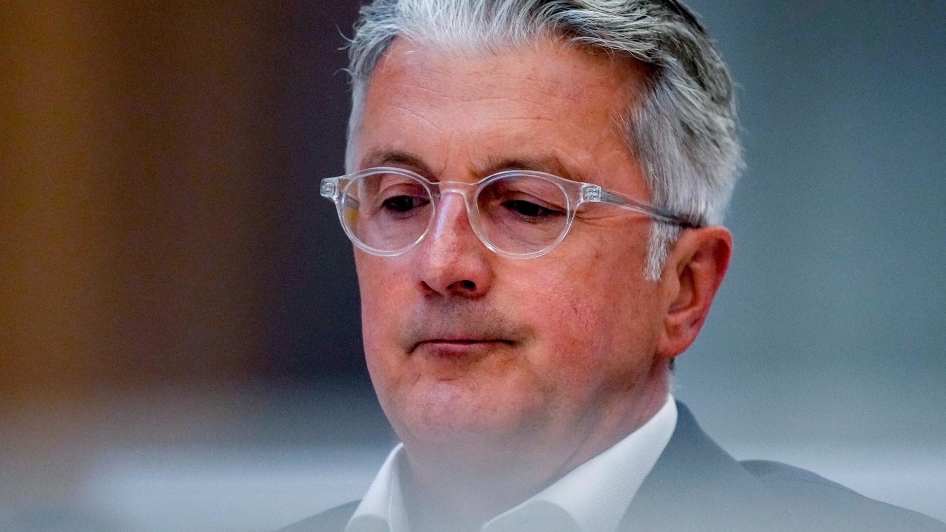 Rupert Stadler sitzt im Gerichtssaal und blickt ernst Rupert Stadler sitzt im Gerichtssaal und blickt ernst