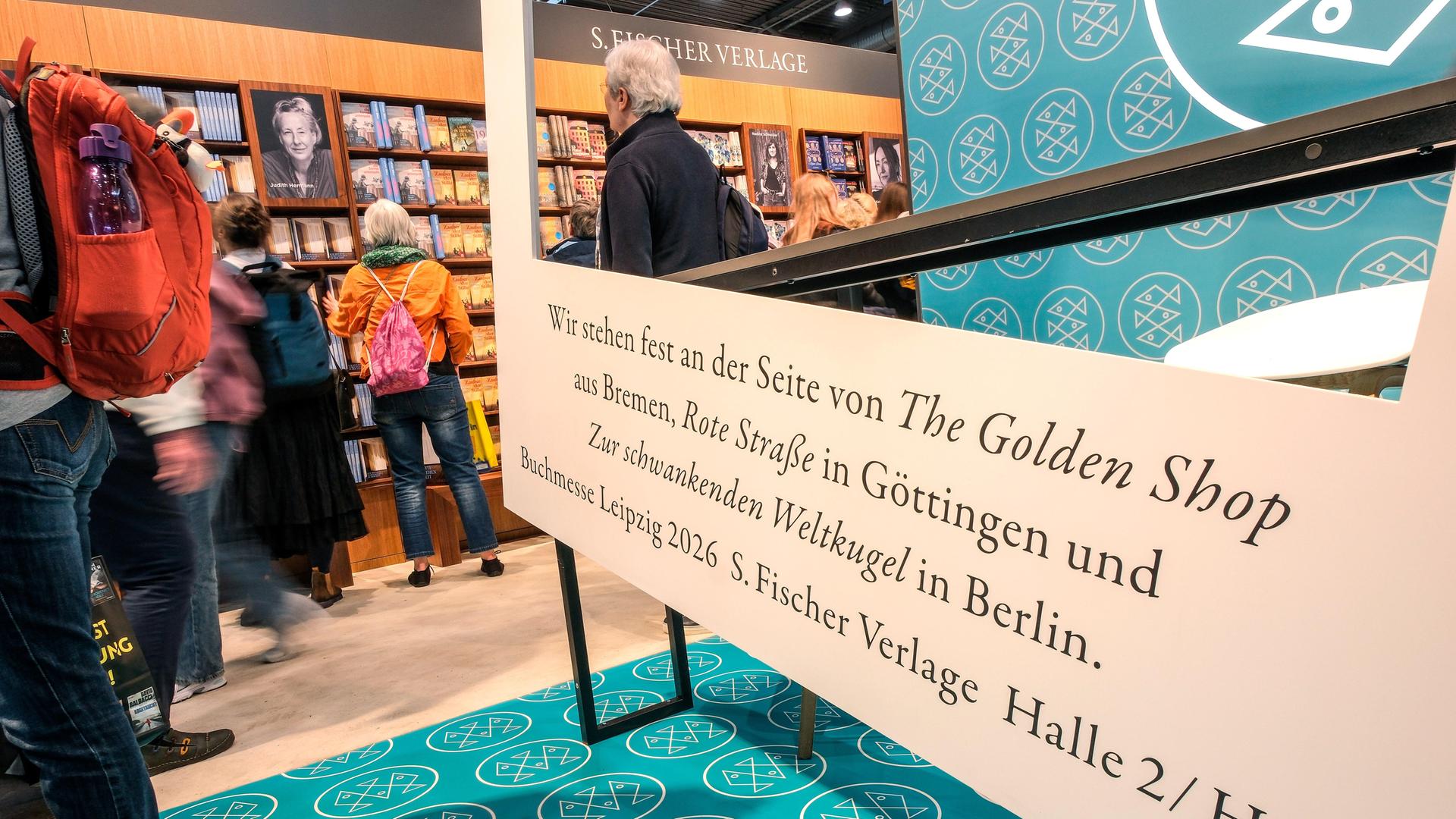 Ein Solidaritätsbanner für die Buchläden, die Kulturstaatsminister Weimer vom Deutschen Buchhandlungspreis ausgeschlossen hat, auf der Leipziger Buchmesse. 