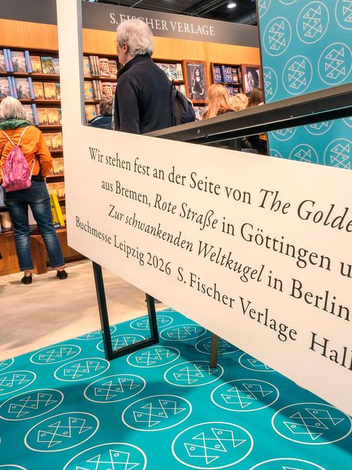 Ein Solidaritätsbanner für die Buchläden, die Kulturstaatsminister Weimer vom Deutschen Buchhandlungspreis ausgeschlossen hat, auf der Leipziger Buchmesse. 