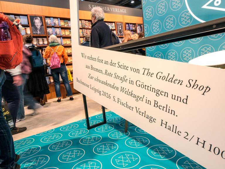 Ein Solidaritätsbanner für die Buchläden, die Kulturstaatsminister Weimer vom Deutschen Buchhandlungspreis ausgeschlossen hat, auf der Leipziger Buchmesse. 